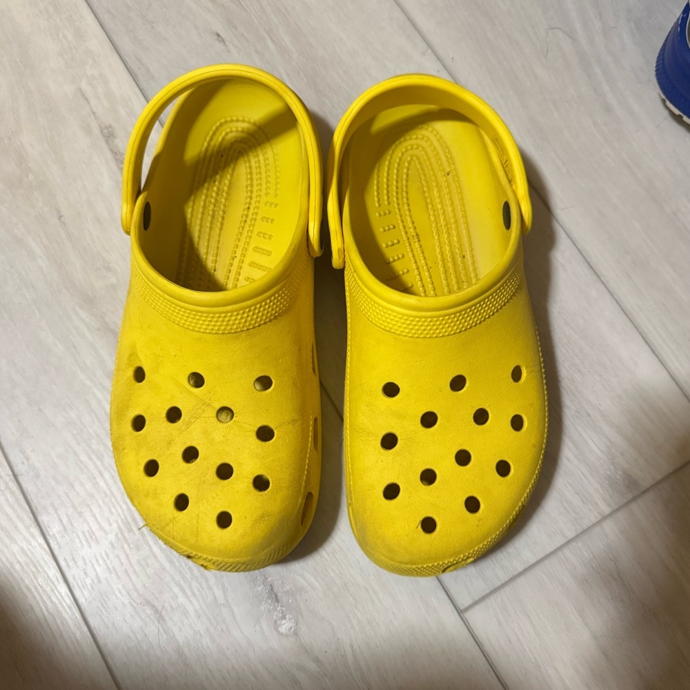 yellow crocs men’s size 9